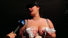 Ammende dansk kvinde med store bryster ved sexkonventet